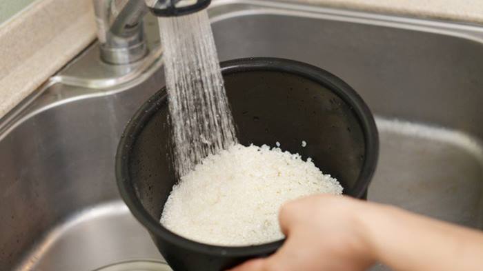 nấu cơm bằng bếp điện từ