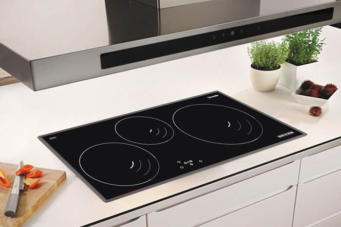 Cách làm sạch mặt bếp điện từ